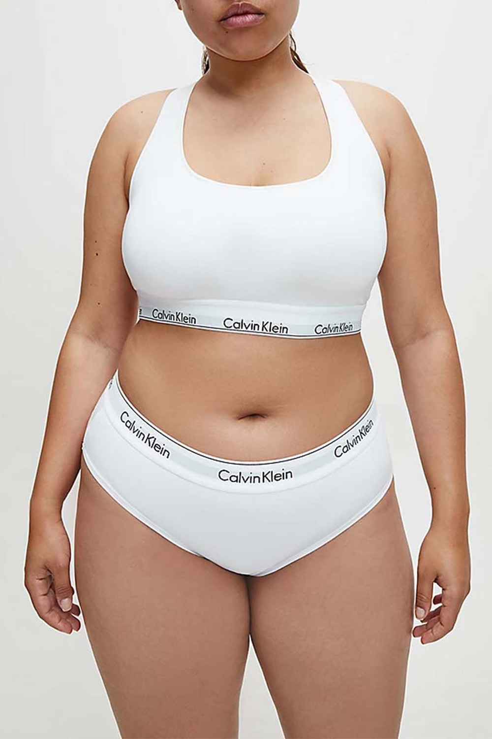 תמונת כל הלוק של טופ ספורטיבי לבן פלאס סייז CALVIN KLEIN